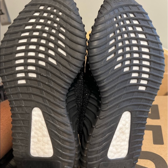 Yeezy 350 V2 Oreo Sz 5!! In perfect condition! - Picture 4 of 5